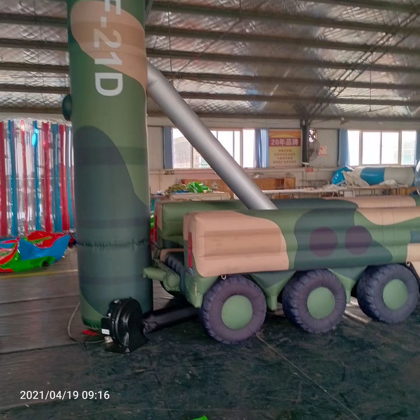 毕节军事演习中的充气目标车辆：模拟发射车雷达车坦克飞机